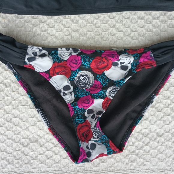 Bikini - Picture 2 of 7